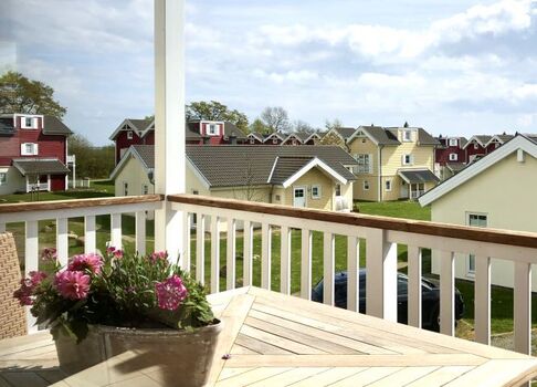 seitlicher Balkonblick zur Nachbarschaft