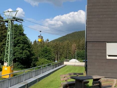 und die Seilbahn gleich nebenan :-)