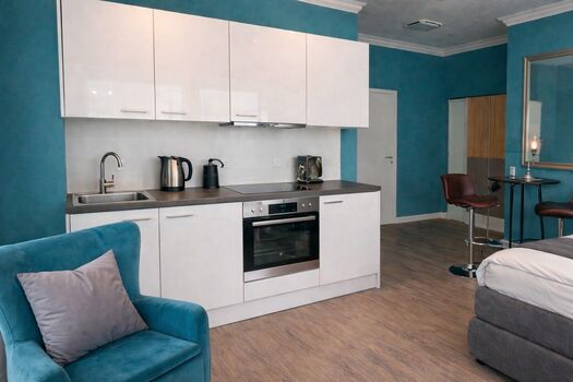 Küchenzeile mit Spülmaschine u. Backofen