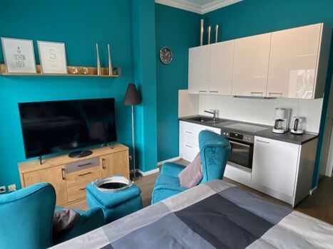 Küchenzeile mit Spülmaschine und Backofen