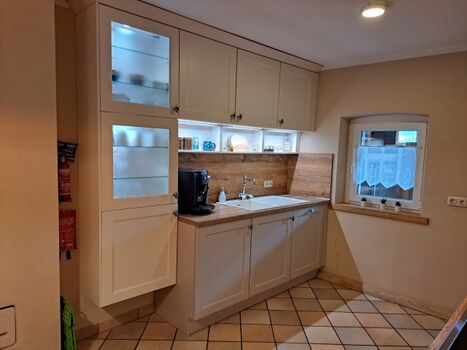 Küche mit Keramikspüle und Spülmaschine 