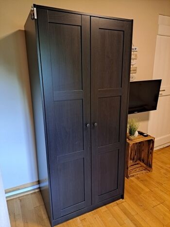 Schrank und smart TV im kleinen Schlafzimmer 