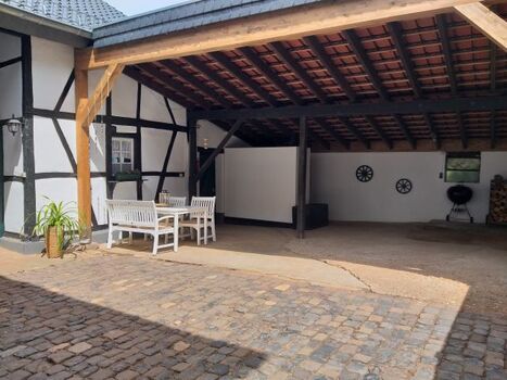 Geräumiges Carport mit überdachtem Essbereich