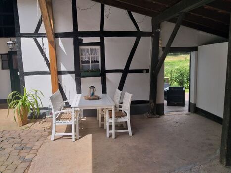 Outdoor Essbereich mit direktem Gartenzugang