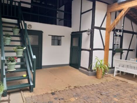 Innenhof aus der Haustür kommend