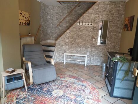 Diele mit Speksteinofen und Schaukelstuhl