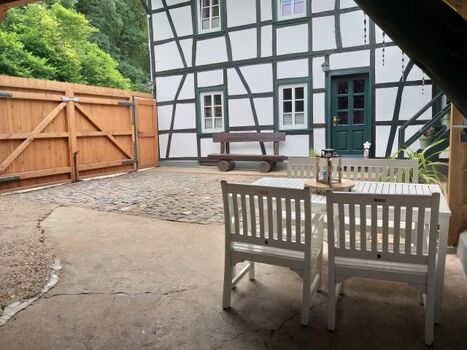 Innenhof vom Garten aus kommend