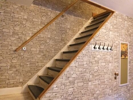 Treppe zum Bad und den Schlafräumen 