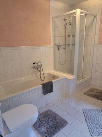 Badewanne und Dusche 