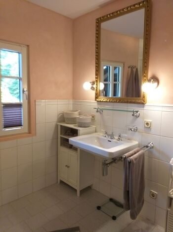 Waschbecken und Vintagespiegel im Bad 