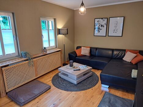 Wohnzimmer mit großer gemütlicher Couch