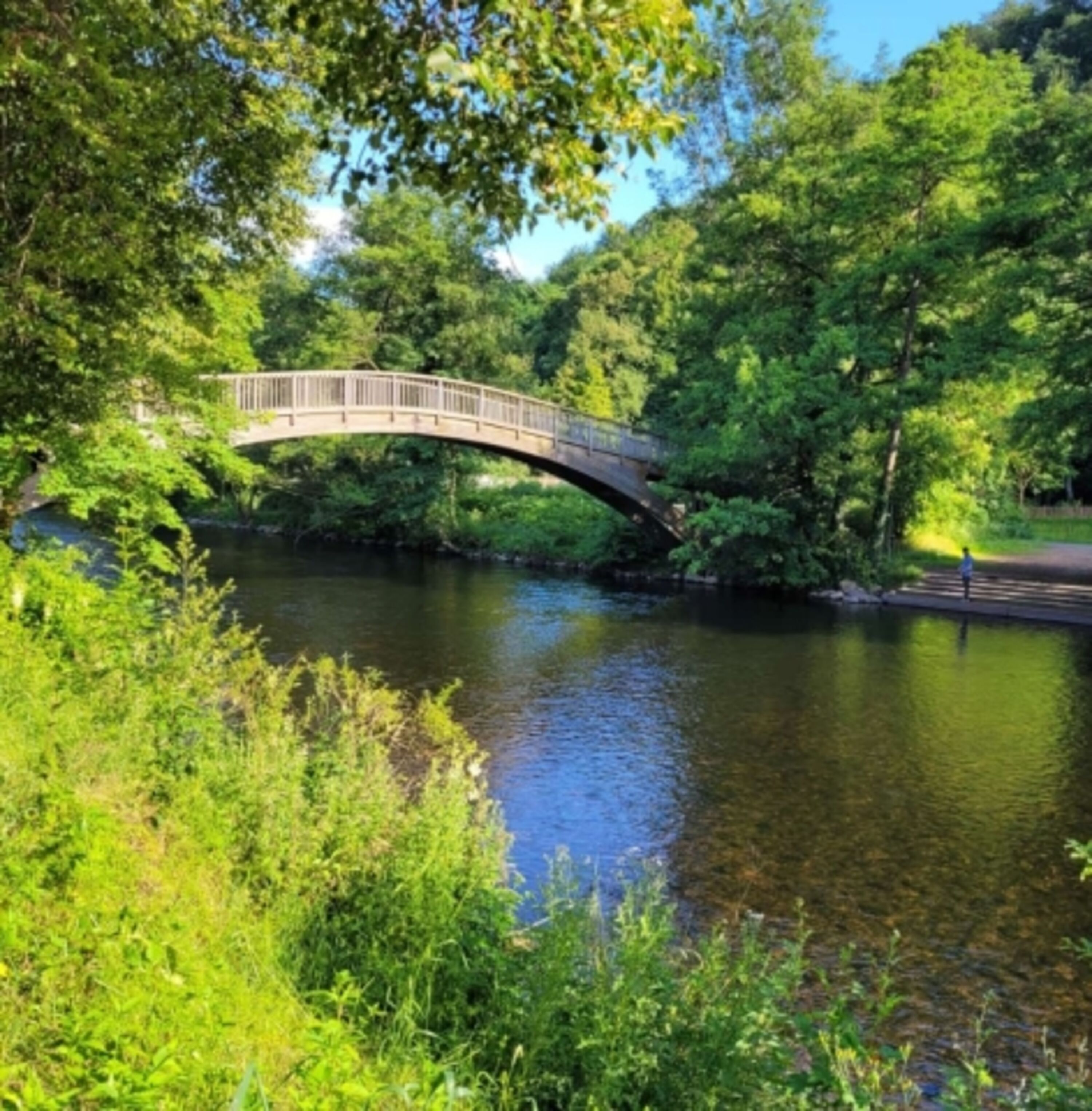 Holzbrücke im Ort 