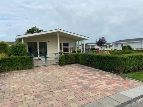 großzügiger Parkplatz vorm Haus