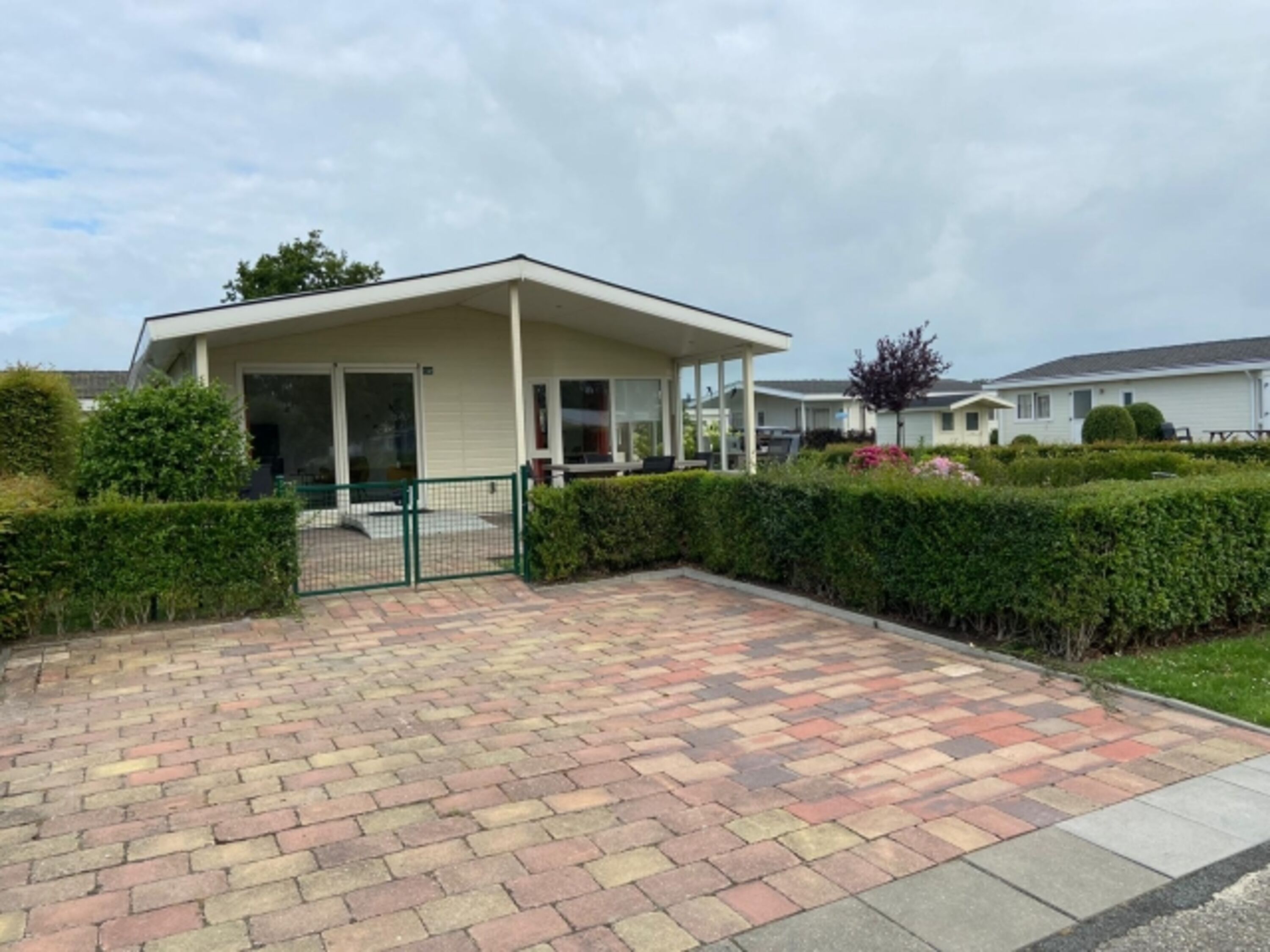 großzügiger Parkplatz vorm Haus