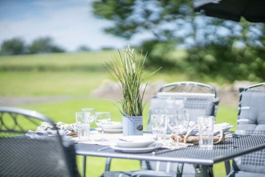 Blick von der Terrasse ins Grüne
