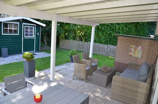 Sitzgruppe im offenen Wintergarten