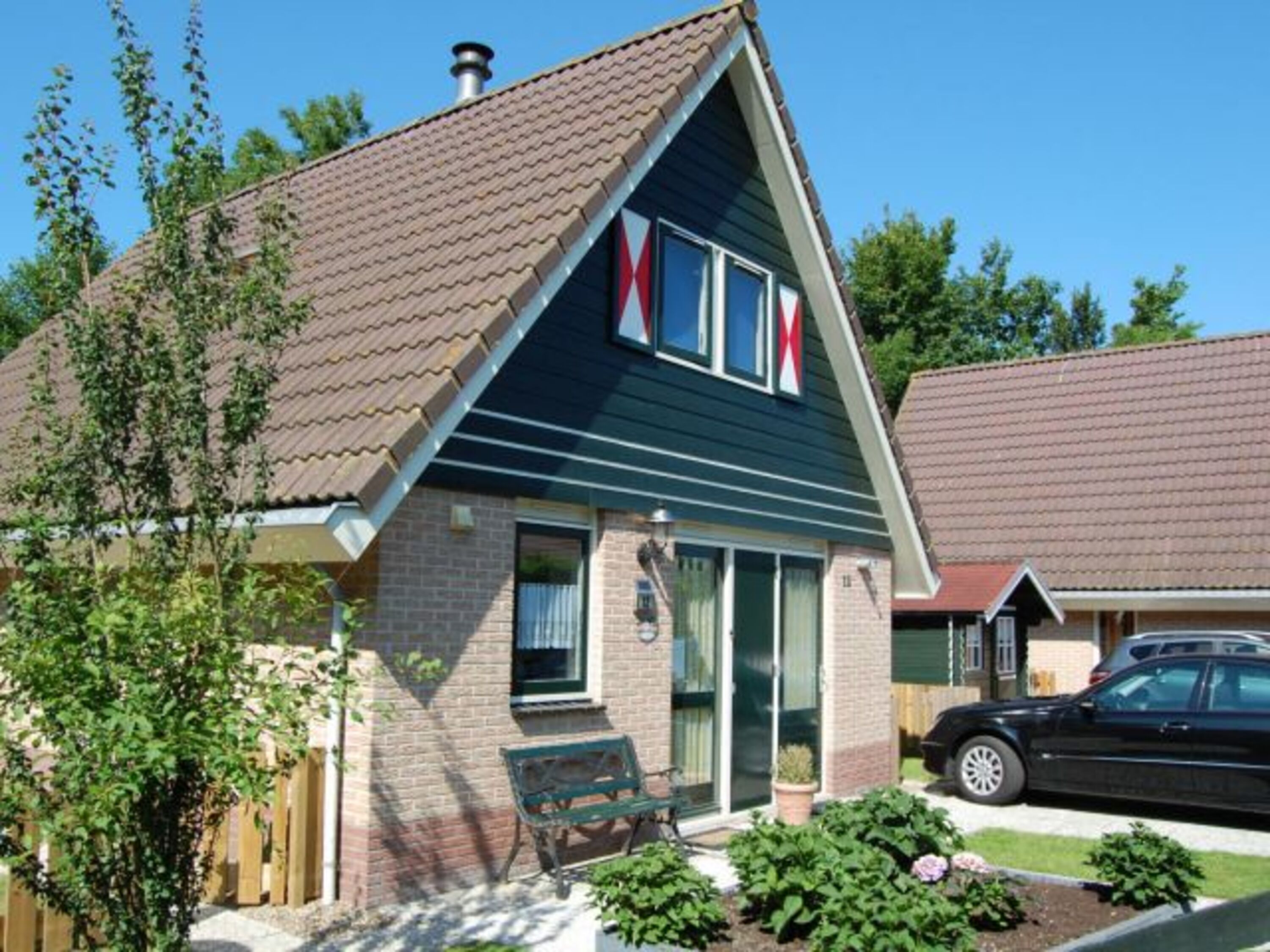 Vorderansicht des Ferienhauses mit Stellplatz direkt am Haus