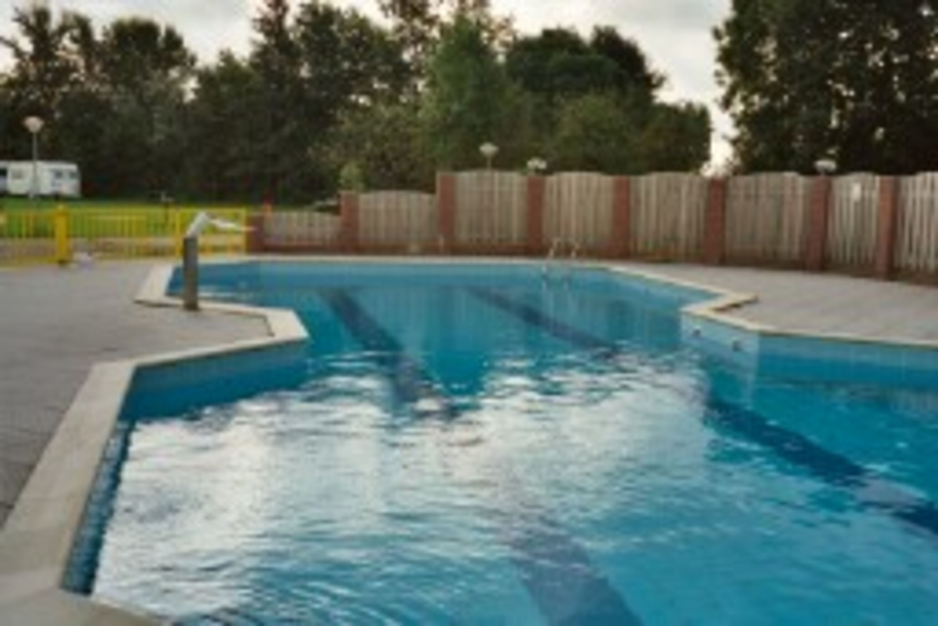 Herrlicher Swimmingpool mit abgeteiltem gesichertem Kinderbecken
