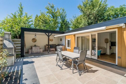 Die große, sonnige Terrasse mit Gartengruppe und Liegen