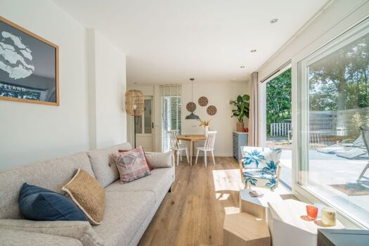 das sehr geschmackvoll eingerichtete Wohnzimmer