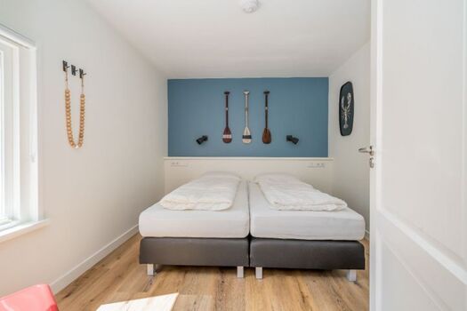 Schlafzimmer 1 mit 2 Einzel Boxspringbetten und Schrank