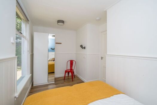 Schlafzimmer 2 mit 2 Einzel Boxspringbetten und Schrank