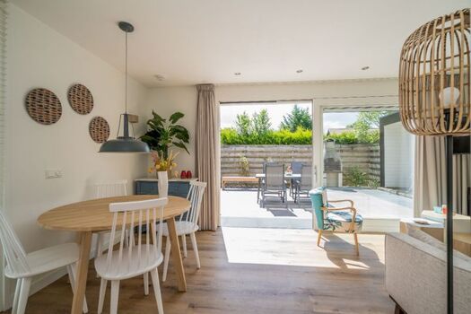 Das helle, neu eingerichtete Wohnzimmer mit Schiebetür