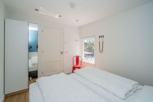 Schlafzimmer 1 mit 2 Einzel Boxspringbetten und Schrank