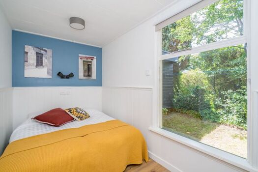 Schlafzimmer 2 mit 2 Einzel Boxspringbetten und Schrank