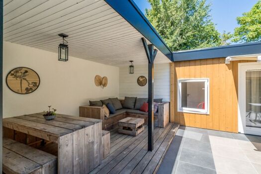 Der tolle Veranda mit Lounge-Ecke