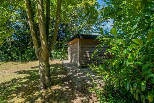 Der große Garten mit Gartenhaus