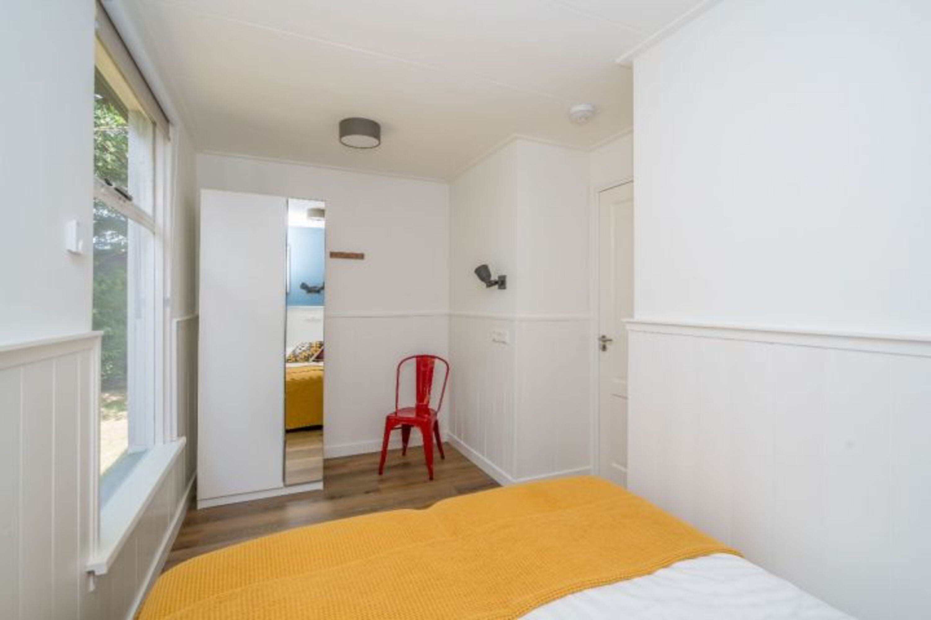 Schlafzimmer 2 mit 2 Einzel Boxspringbetten und Schrank