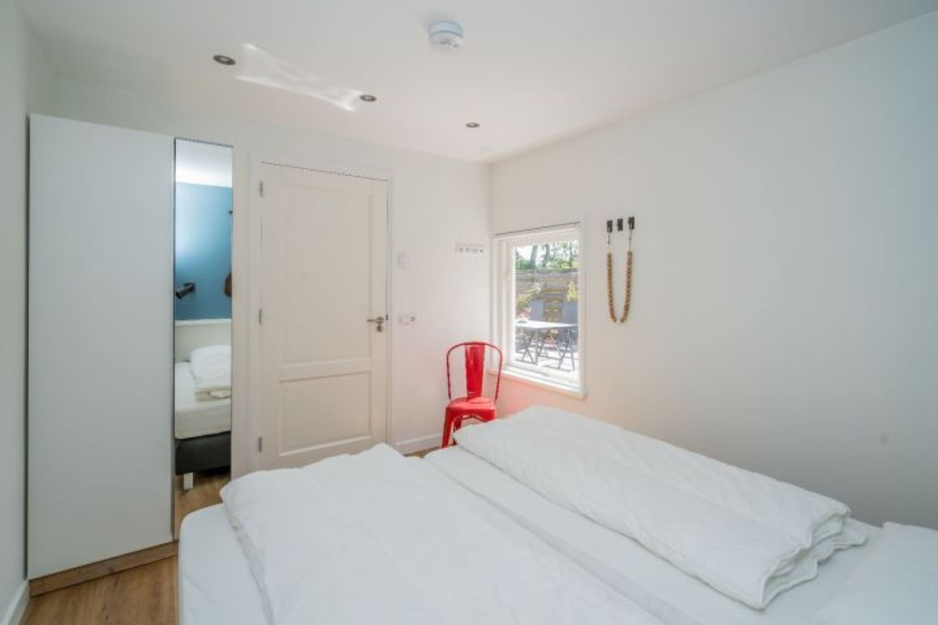 Schlafzimmer 1 mit 2 Einzel Boxspringbetten und Schrank