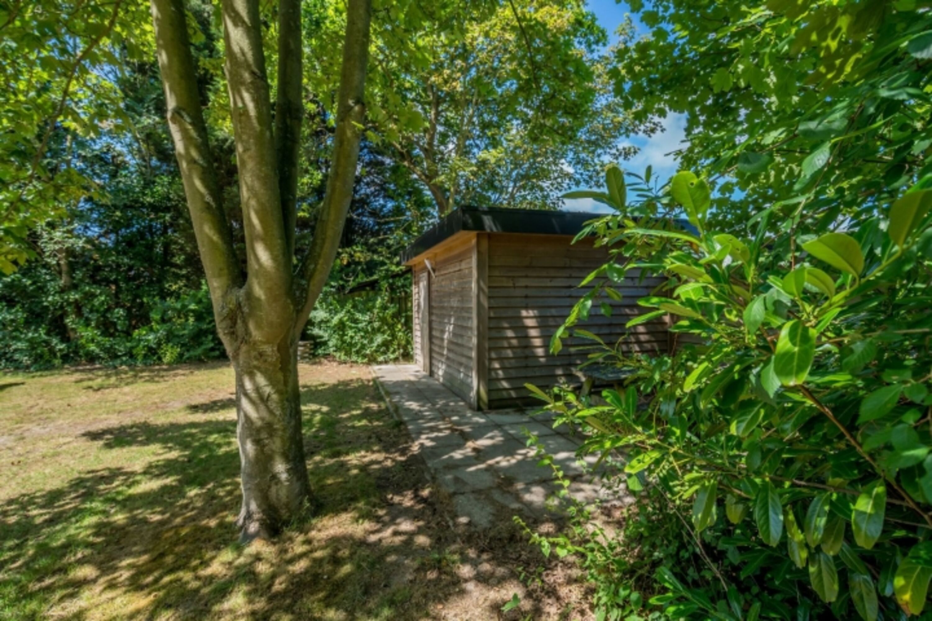 Der große Garten mit Gartenhaus