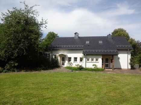 Die Ferienwohnung befindet sich im linken Teil des Hauses mit eigenem Eingang.