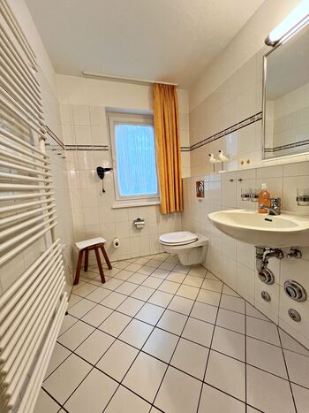 Bad mit DU/WC und Fenster