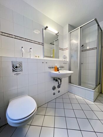 Bad mit DU/WC und Fenster