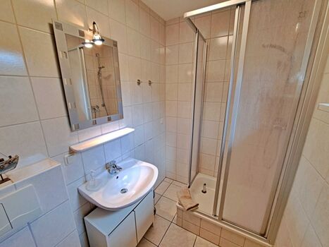 Tageslicht-Bad mit DU/WC