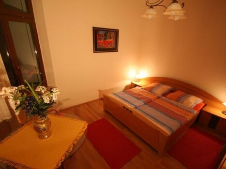 Schlafzimmer mit Ehebett