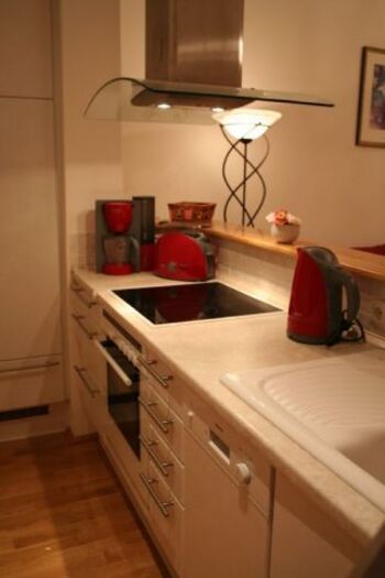 Küchenzeile mit Arbeitsplatte und E-geräten