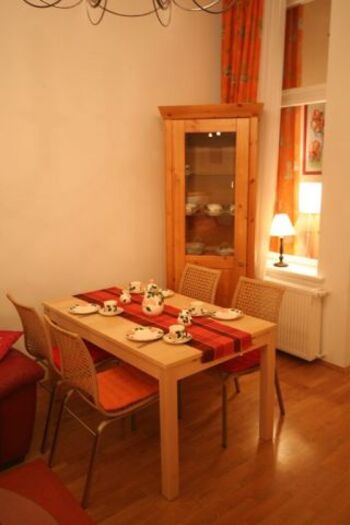 Esstisch im Wohnzimmer, es sind 6 Stühle vorhanden