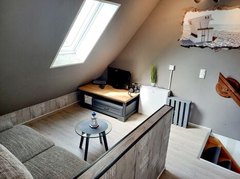 Mansarde mit ausziehbarer Boxspringcouch, 140 x 200 cm, Fernseher mit DVD, Filme vorhanden