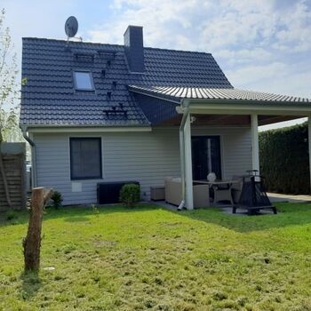 Vorderansicht mit Garten 