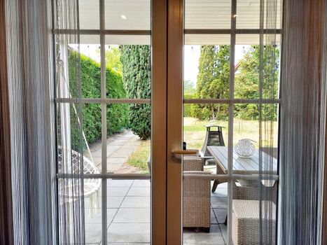 Blick aus der Küche in den Vorgarten