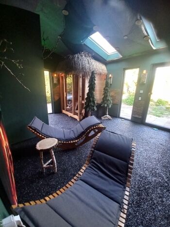 Infrarotkabine mit Spamusik