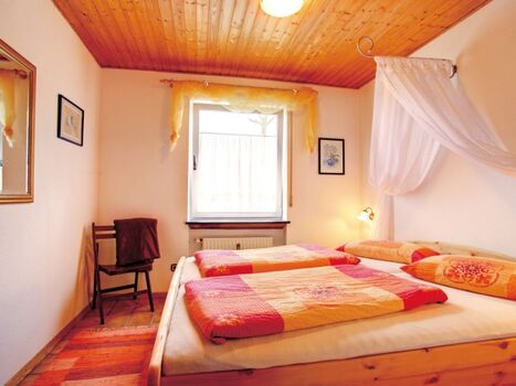 Schlafzimmer mit Doppelbett