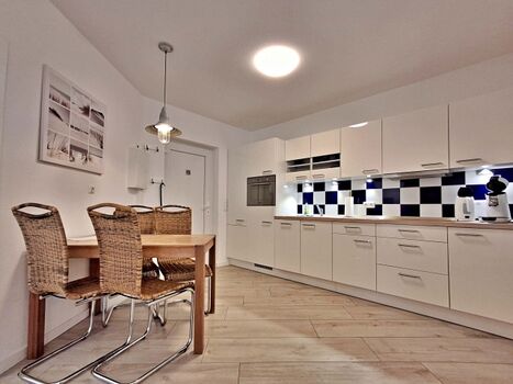 Küchenzeile und Essbereich