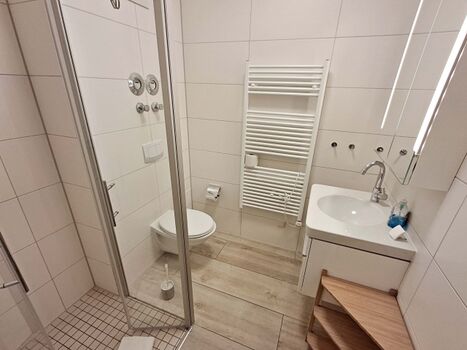 Bad mit ebenerdiger Dusche und WC