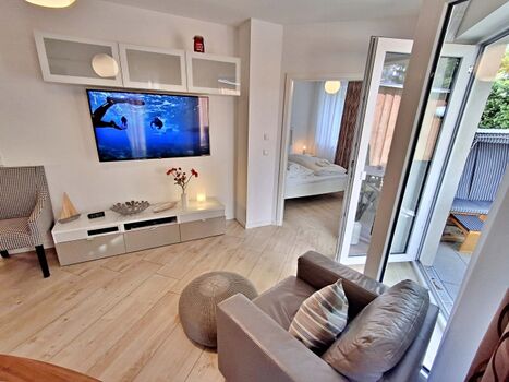 gemütlicher Wohn- und Essbereich und Zugang zur Terrasse