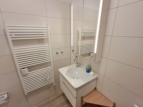 Bad mit ebenerdiger Dusche und WC